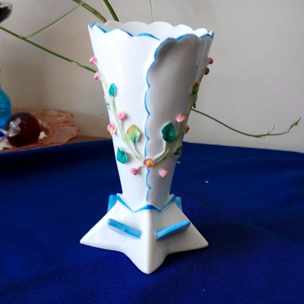 2 for $10 💕Vintage vase cool lines and flowers 💐🌼🌺🌸